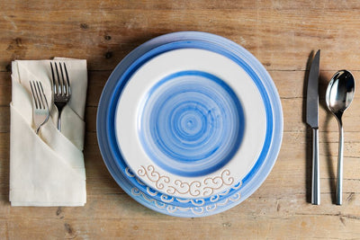 servizio di piatti da tavola in ceramica sarda realizzato nel laboratorio Terra Sarda Ceramiche a Siniscola