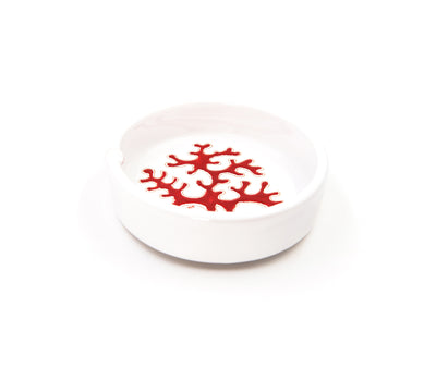 portacenere con corallo rosso in ceramica sarda realizzato nel laboratorio Terra Sarda Ceramiche a Siniscola