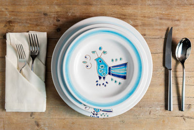 servizio di piatti da tavola con gallinella azzurra in ceramica sarda realizzato nel laboratorio Terra Sarda Ceramiche a Siniscola